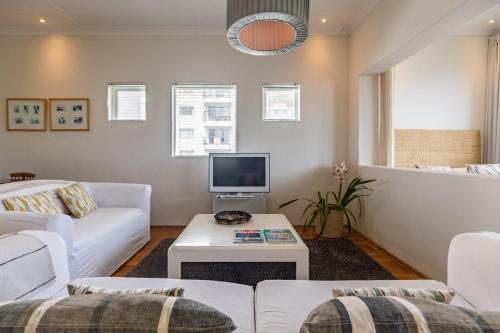 Portswood Mews Chic White Studio Apartment Green Point