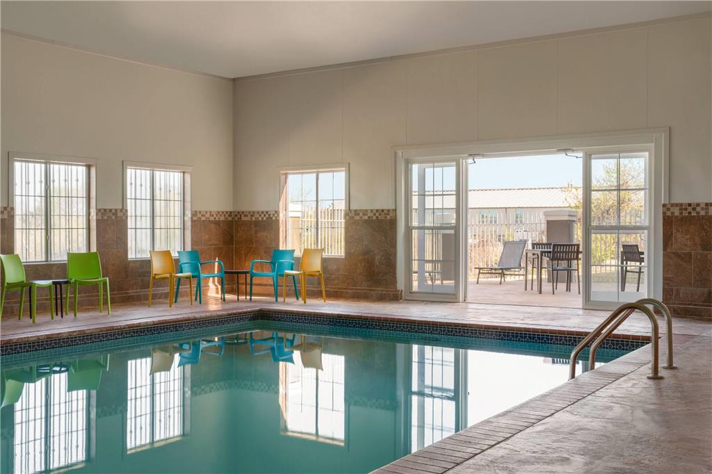 La Quinta Inn & Suites by Wyndham Shawnee - photo 7