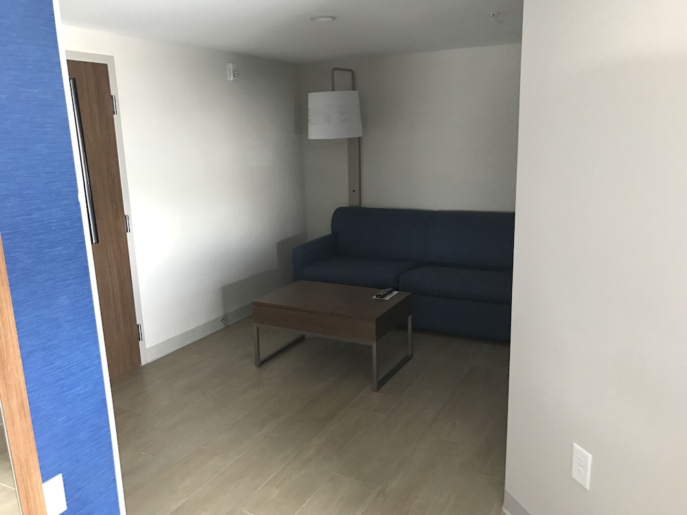 Holiday Inn Express & Suites Miami Airport East by IHG - photo 9