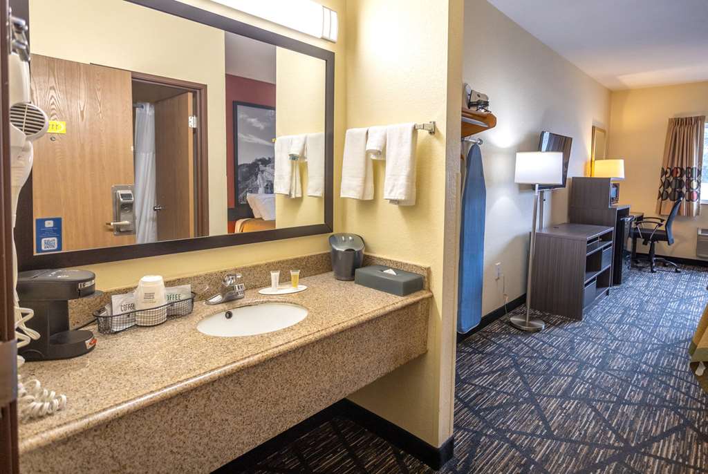 Super 8 by Wyndham Big Rapids - photo 36