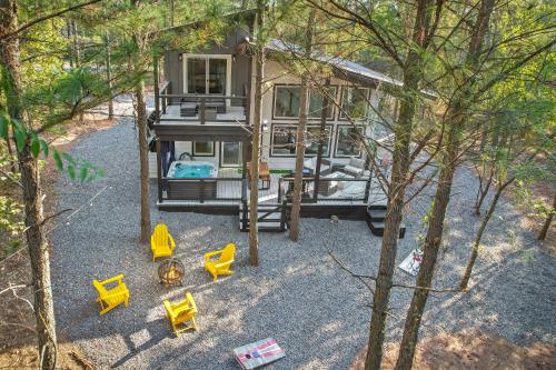 NEW Cabin with Treehouse Spa Firepit & Games — 4-Star Luxury Hotel in Broken Bow, United States
