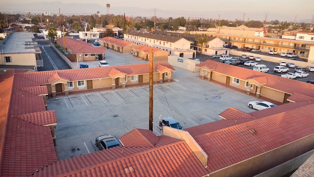 Diamond Bell Inn & Suites - photo 33