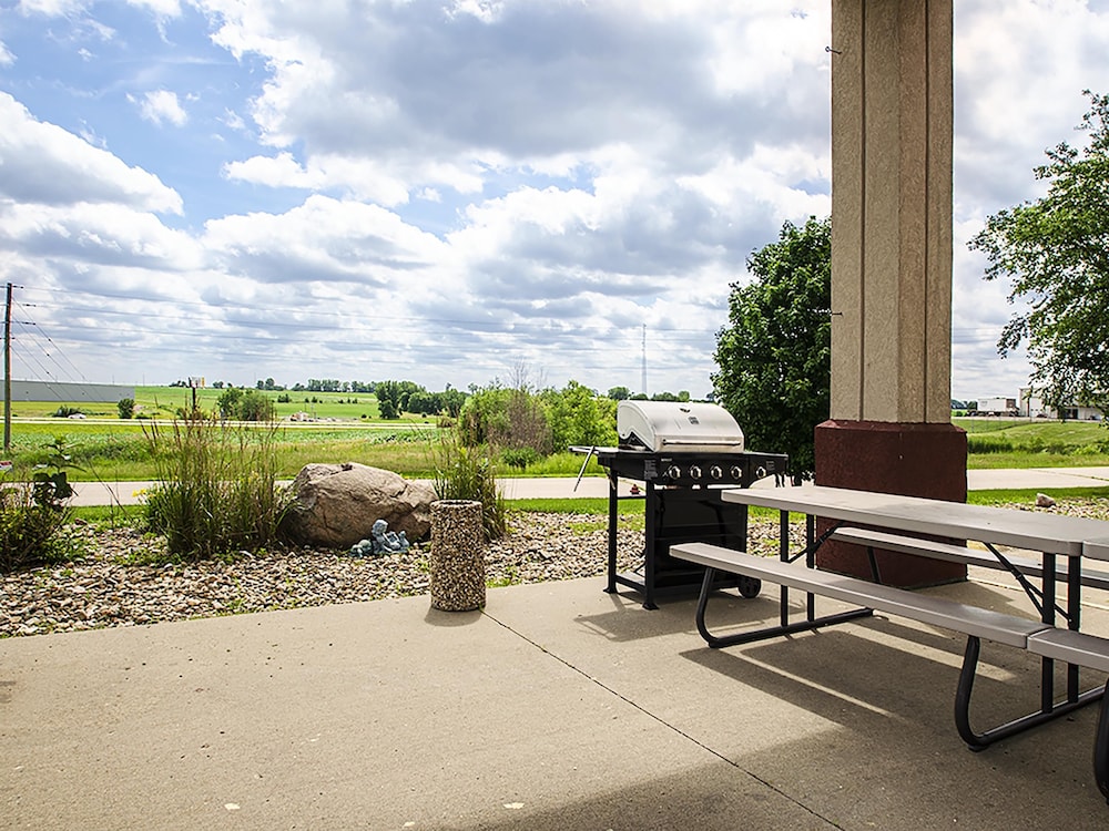 Urbana Inn & Suites - photo 20