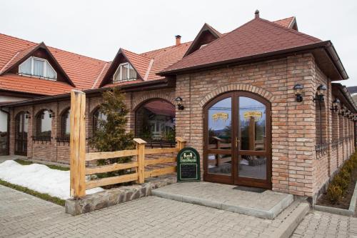 Pensiunea Laci Csarda Ernei — 4-Star Luxury Hotel in Ernei, Romania