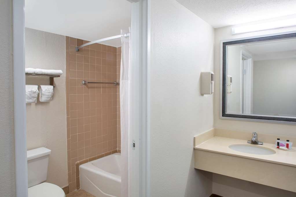 Days Inn & Suites by Wyndham Tallahassee Conf Center I 10 - photo 17