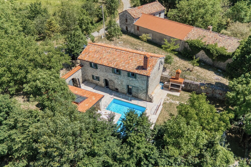 Stone Villa Galant with Pool — 4-Star Luxury Hotel in Lanisce, Croatia