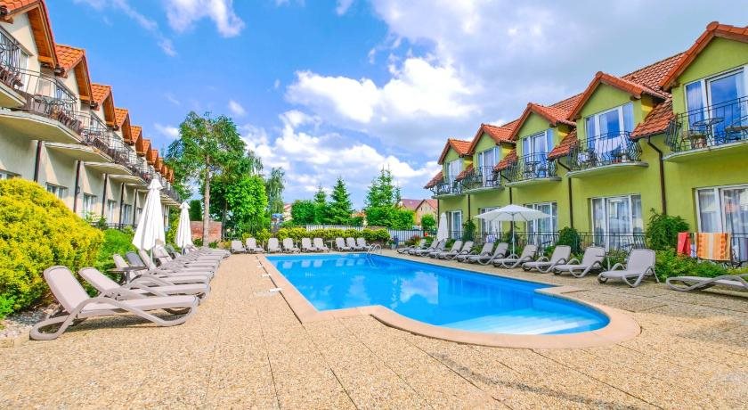 Alcest z widokiem na morze basenem in Rewal, Poland