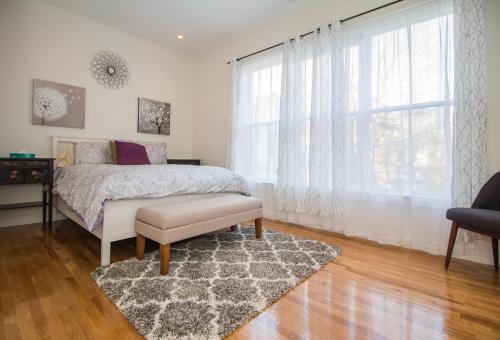 3 Bed 2 Bath Brookline Village Townhome w Deck — 4-Star Luxury Hotel in Brookline, United States
