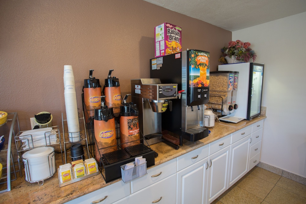 Days Inn by Wyndham Oceanside - photo 27