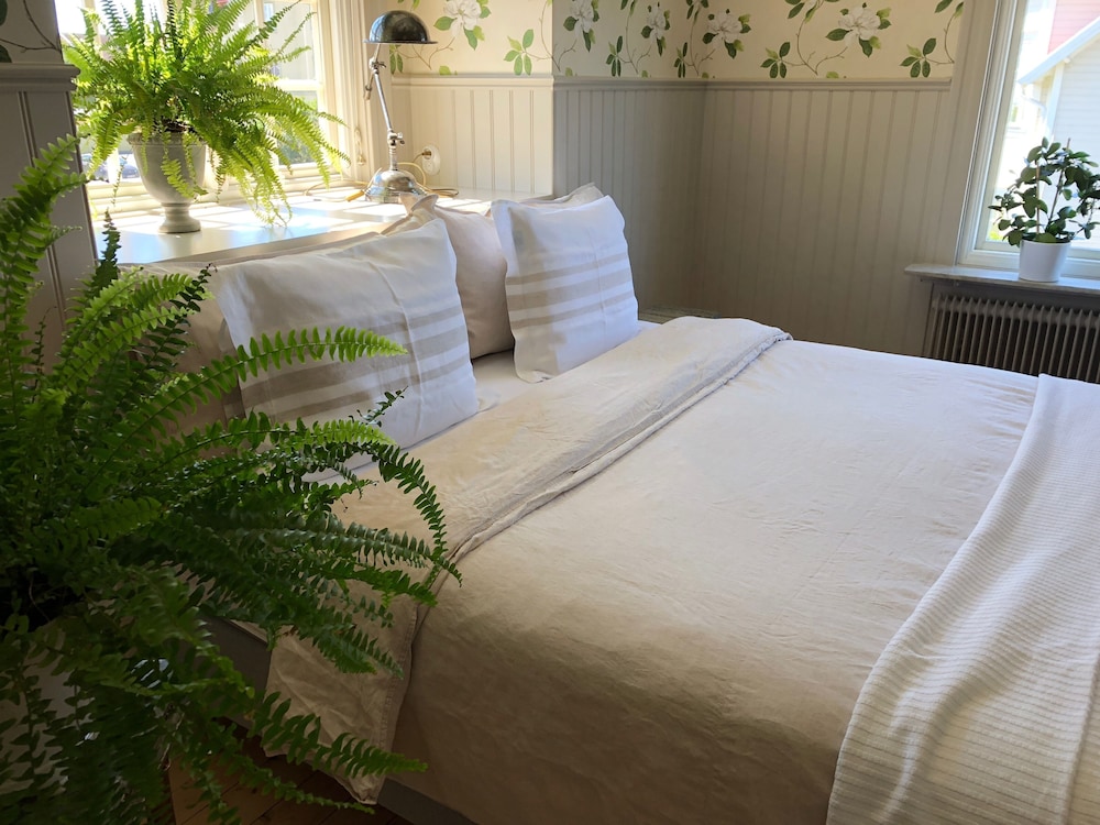 Villamilsten Bed & Breakfast — 4-Star Luxury Hotel in Lidkoeping, Sweden
