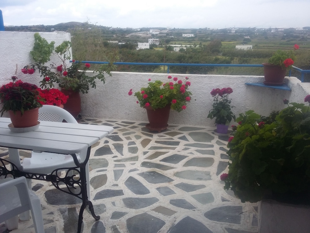 Prevenas - carbon neutral hotel in Milos