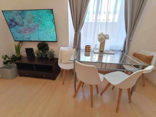Trendy 2 Room Flat Next To Corvin Mall Free Huge Garage Ac Dishwasher Washmachine Smart Tv — 4-Star Luxury Hotel in Budapest, Hungary