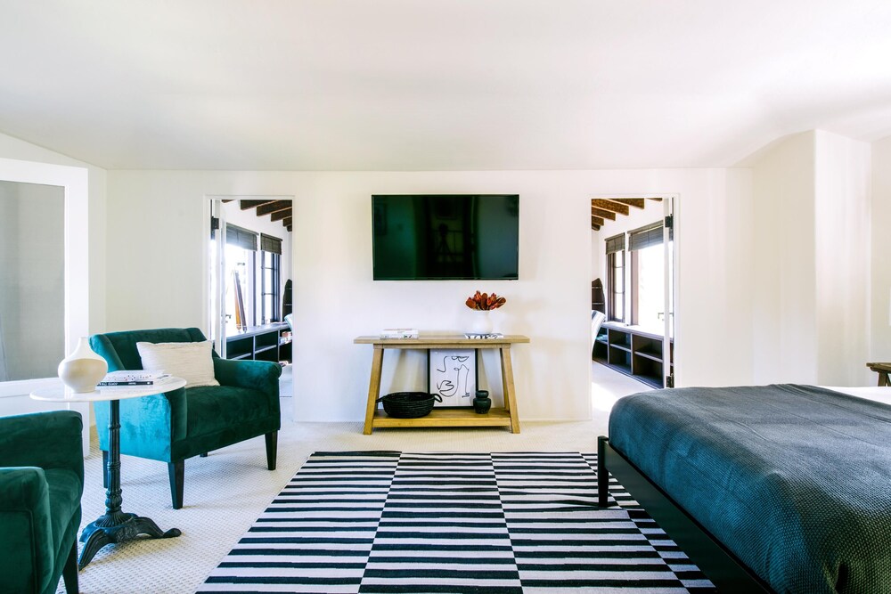 Frida by AvantStay Sleeps 16 Prvt Estate w Tennis Ct & Mins to Beach - photo 5
