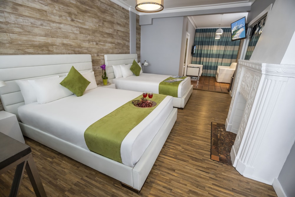 Chesterfield Hotel & Suites - photo 20