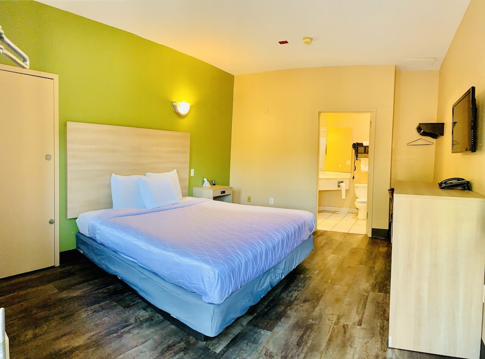 Weston Inn & Suites - photo 16