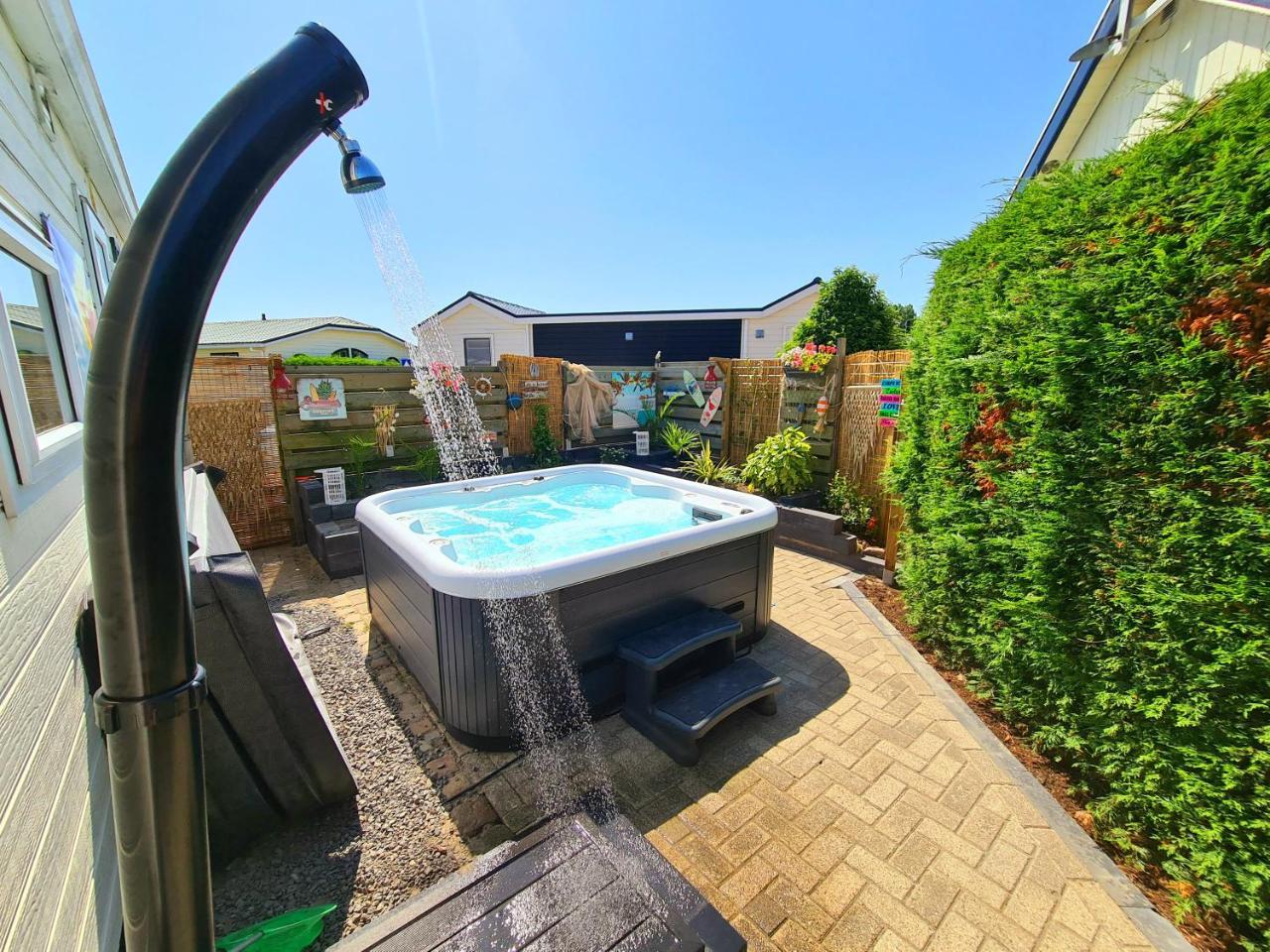 De Poort van Zeeland aan het water met jacuzzi in Unknown City, Netherlands