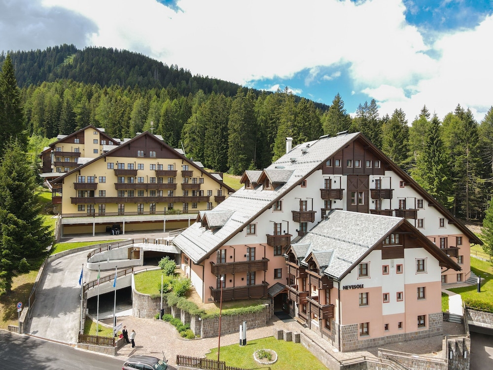 Neve Sole Folgarida Resort Aparthotel — hotel in Dimaro