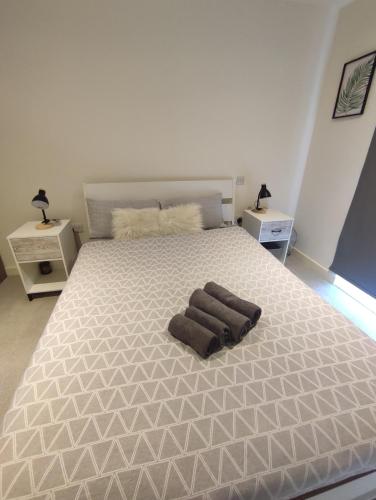 Luxe High Rise Apartment with Beautiful Views & Free Parking — 5-Star Luxury Hotel in London, United Kingdom