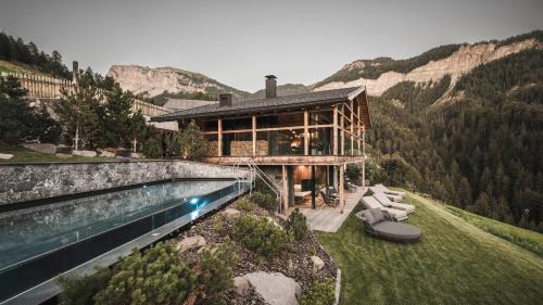 Luxury Chalet Vilaiet — 4-Star Luxury Hotel in Ortisei, Italy