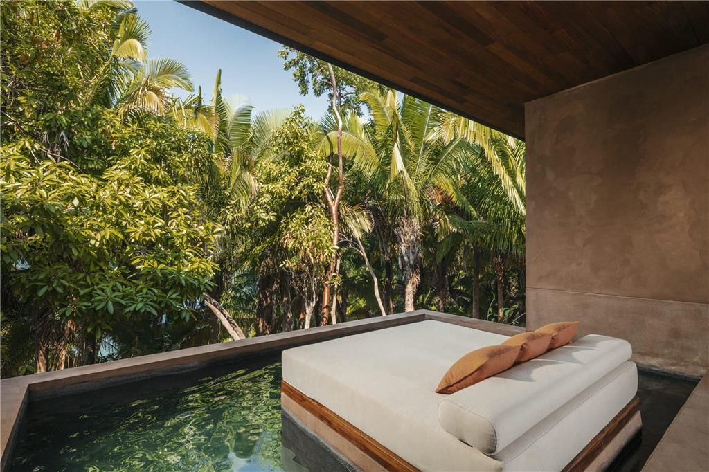 VillaPacifico MasterBedroom Pool Lounger