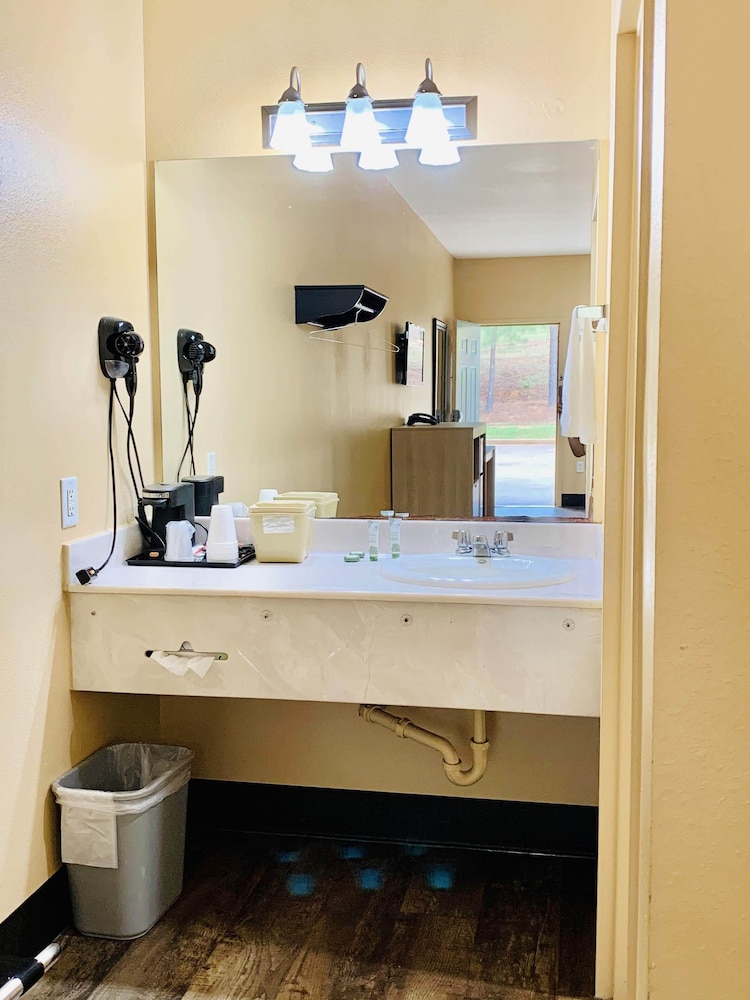 Weston Inn & Suites - photo 26