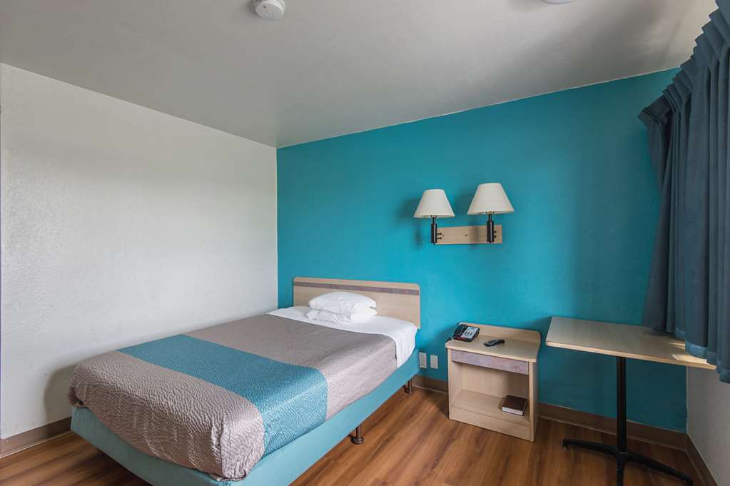 Motel 6 Kansas City MO Airport - photo 23
