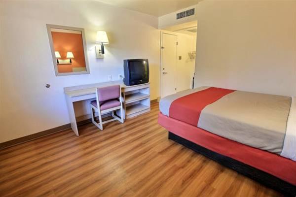 Motel 6 Williamsburg - photo 12