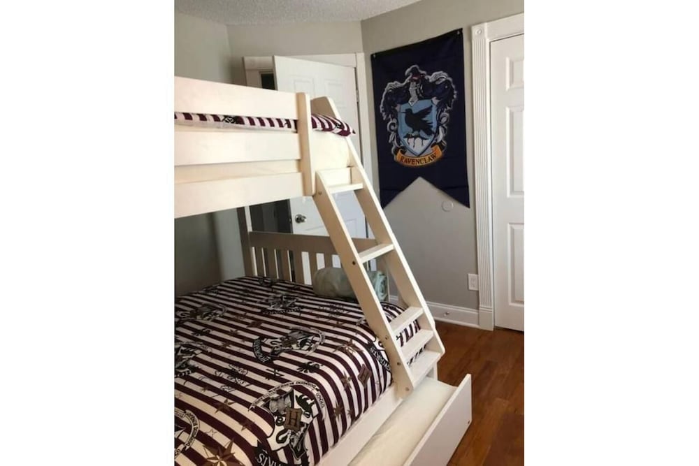 6149 Sandcrest Next TO Universal. 8 Beds. Pool. Very Clean - photo 3