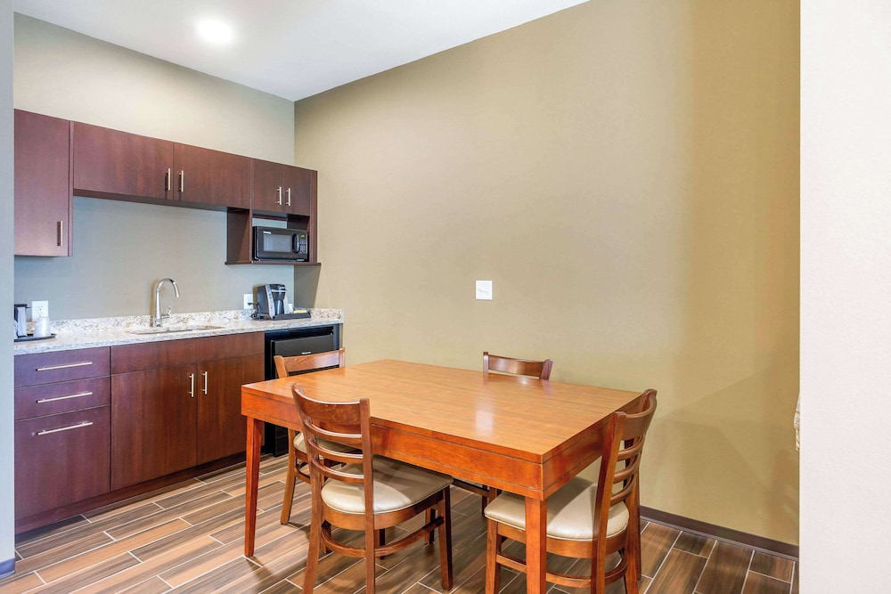 Comfort Suites Burlington near I 5 - photo 8