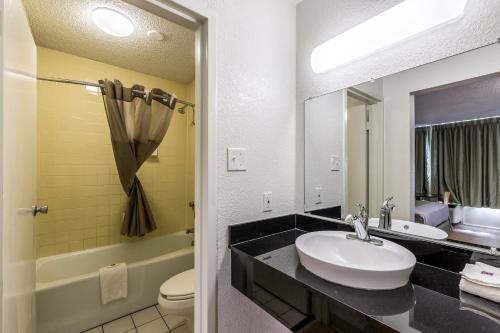 Concorde Inn Suites Pekin - photo 52