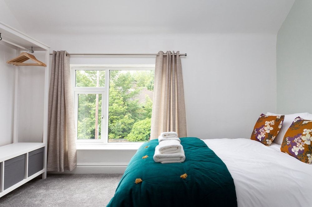 LOOK at the Views Huddersfield Haven Sleeps 6 — 4-Star Luxury Hotel in Huddersfield, United Kingdom