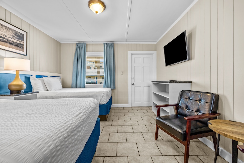 Dolphin Oceanfront Motel - photo 19