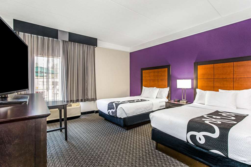 La Quinta Inn & Suites by Wyndham Orlando Airport - photo 43