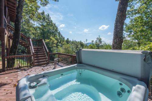 Sterling Retreat Pet Friendly Hot Tub & Mountain Views in Black Mountain, United States