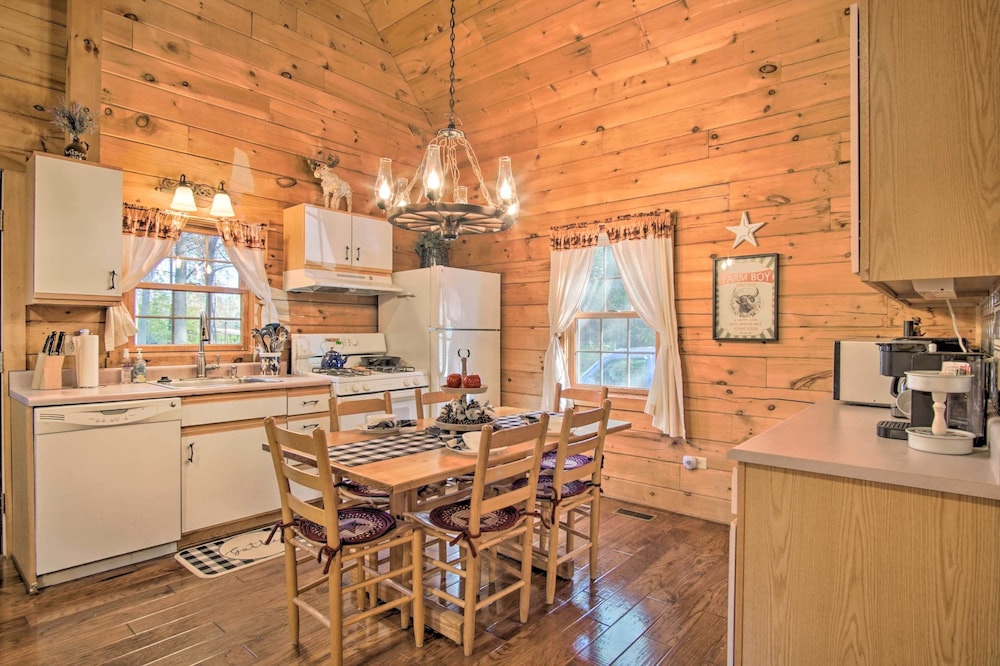 Rustic Rothbury Cabin with Resort Amenity Access - photo 8