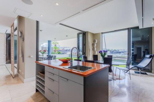 Outstanding V&A Marina Waterfront apartment