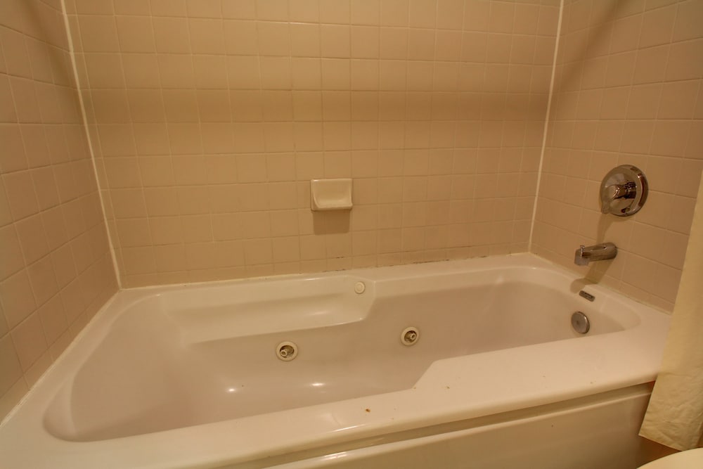 Key West Inn Childersburg - photo 22
