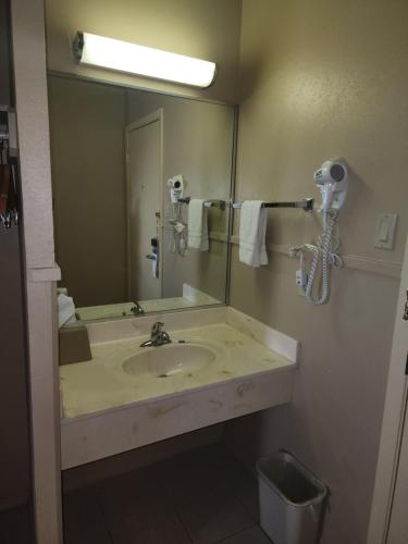 Colonial Inn Monahans - photo 11
