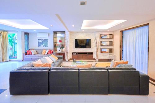 Low Rise House for Groups Near BTS & EmDistrict For Spacious Cozy Stay — 4-Star Luxury Hotel in Bangkok, Thailand