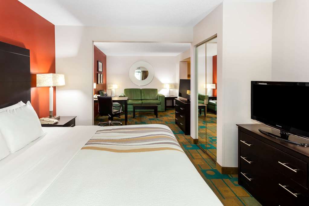 La Quinta Inn & Suites by Wyndham Milwaukee Bayshore Area - photo 17