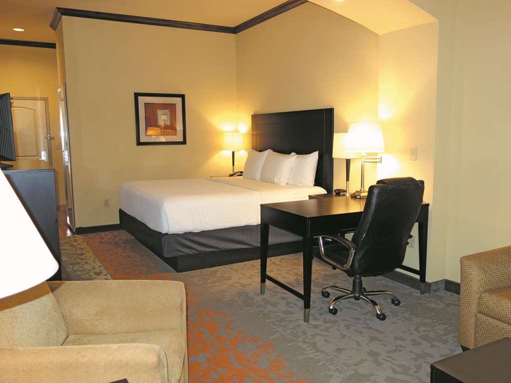 La Quinta Inn & Suites by Wyndham Eastland - photo 13