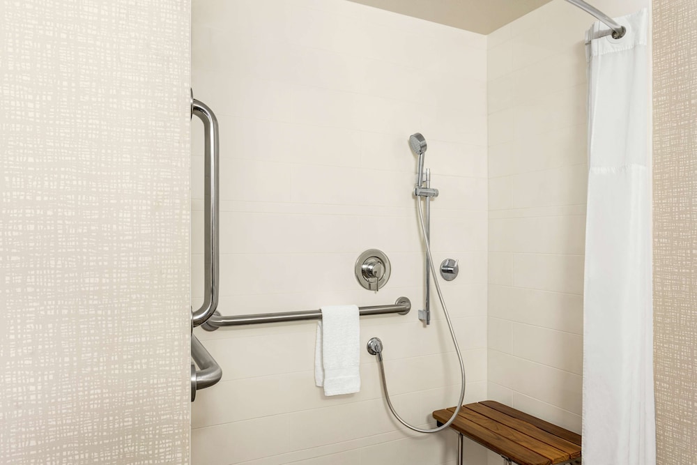 Hampton Inn Milwaukee Brookfield - photo 31