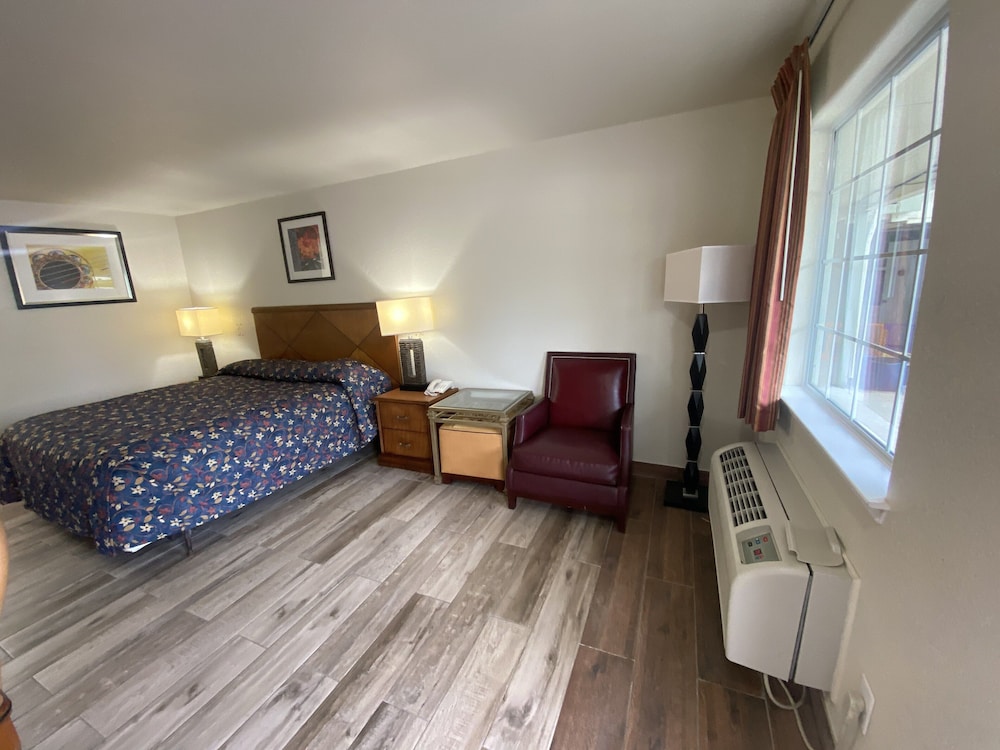 Cedar Creek Inn - photo 13