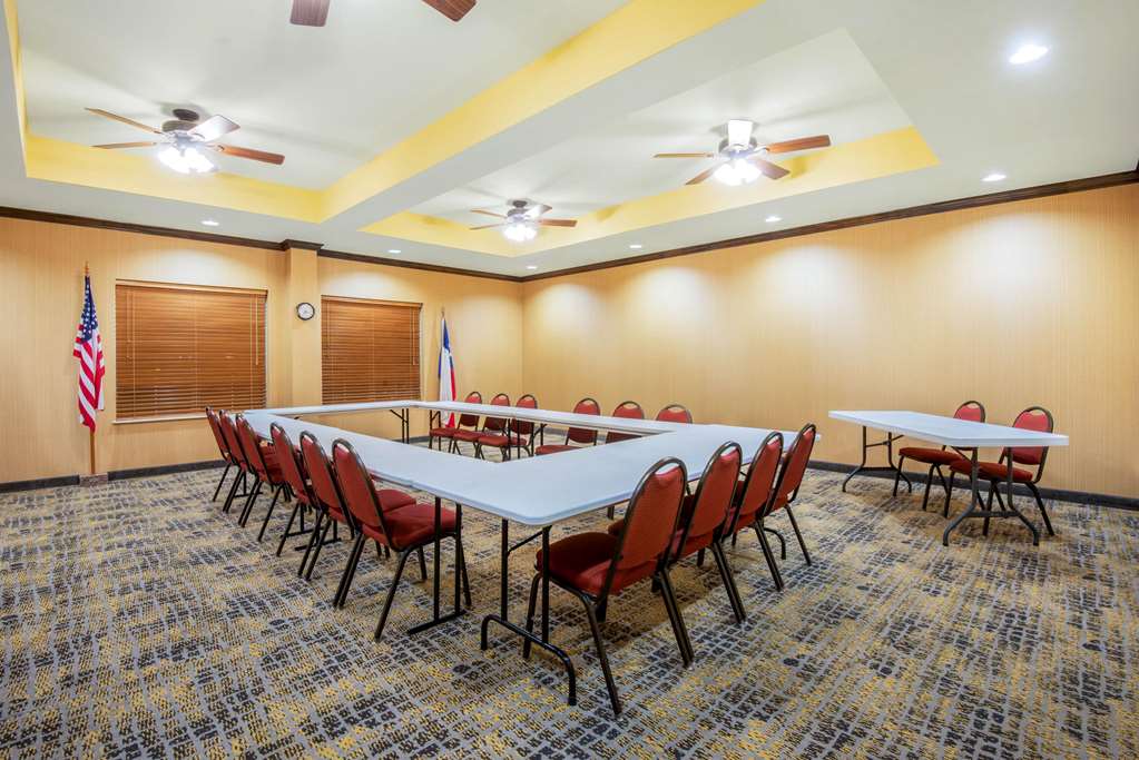 La Quinta Inn & Suites by Wyndham Eastland - photo 46