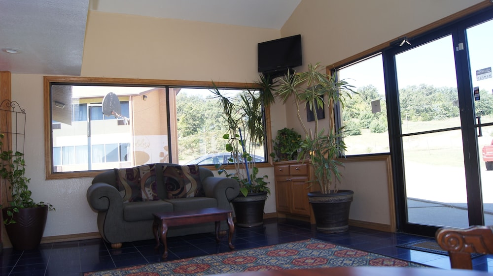 Holiday Lodge & Suites - photo 4