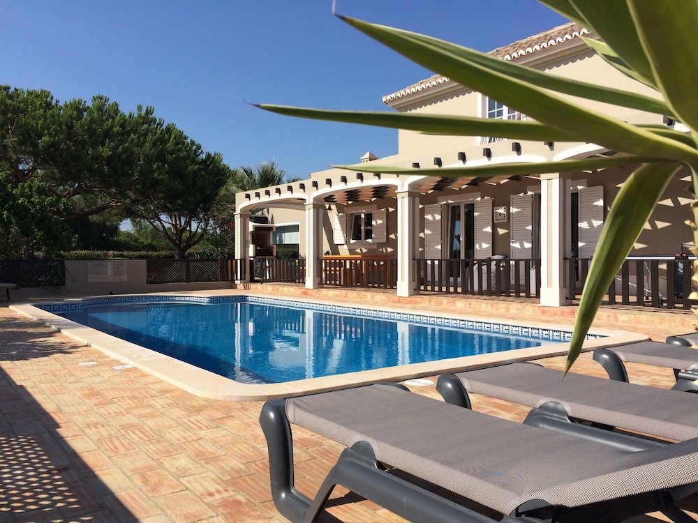 Quinta do Pinheiro Manso Holidays Villa Marinha Beach — 4-Star Luxury Hotel in Carvoeiro, Portugal