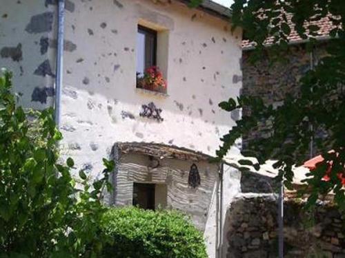 Ancien pigeonnier restauré avec terrasse terrain clos et équipements bébé à Sarlanges Retournac FR 1 582 167 — hotel in Retournac