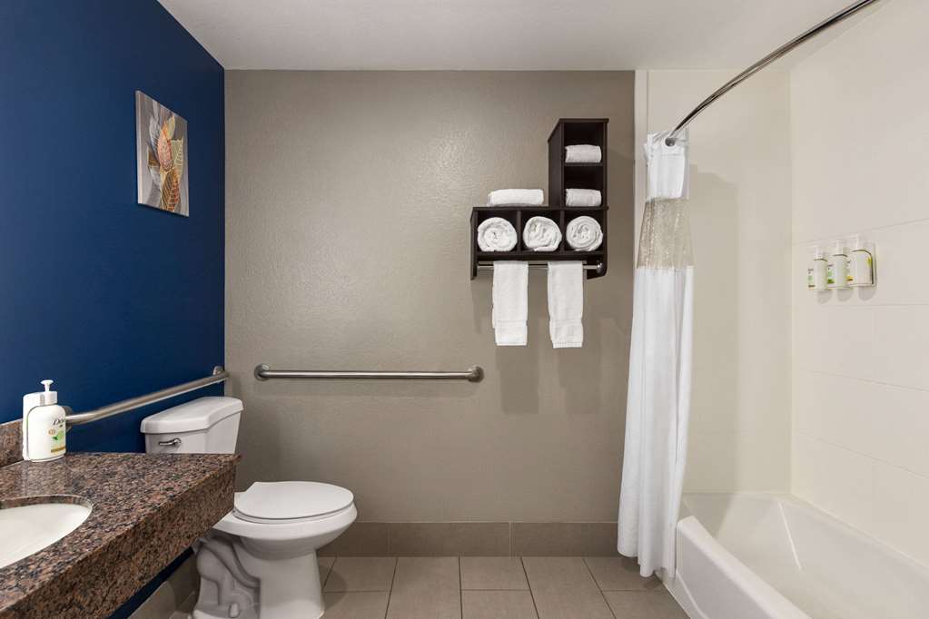 La Quinta Inn & Suites by Wyndham San Antonio N Stone Oak - photo 10