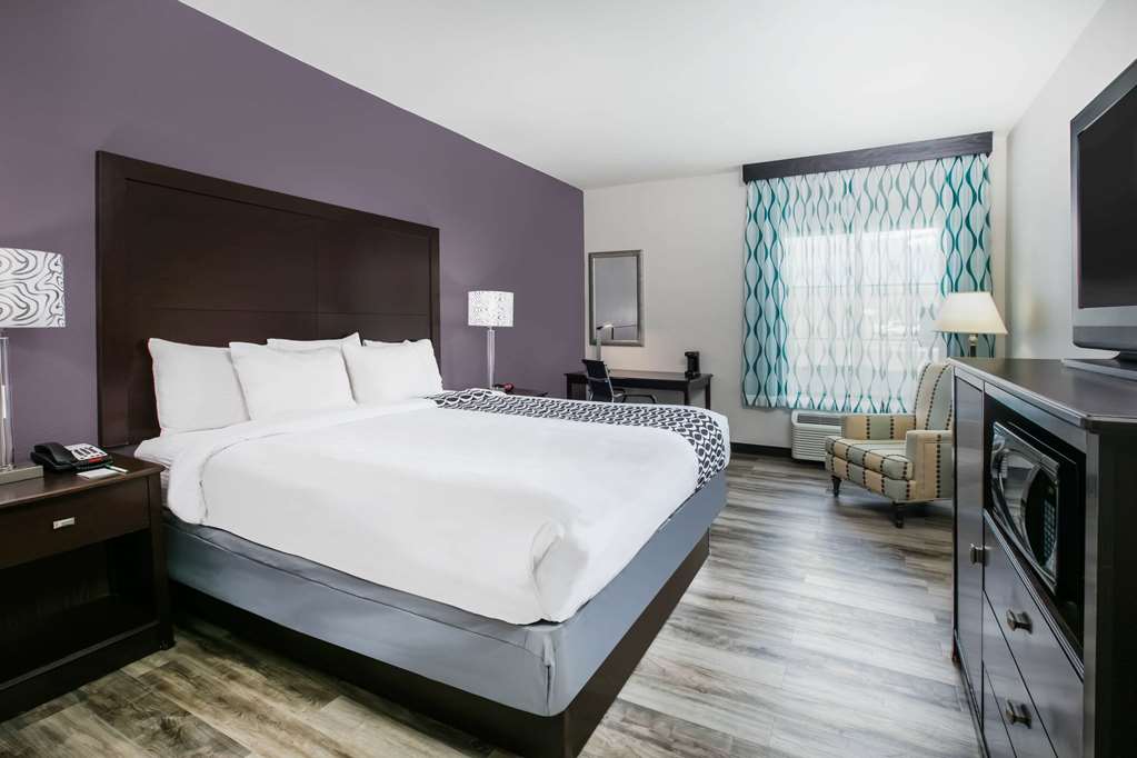 La Quinta Inn & Suites by Wyndham DFW Airport West Euless - photo 25