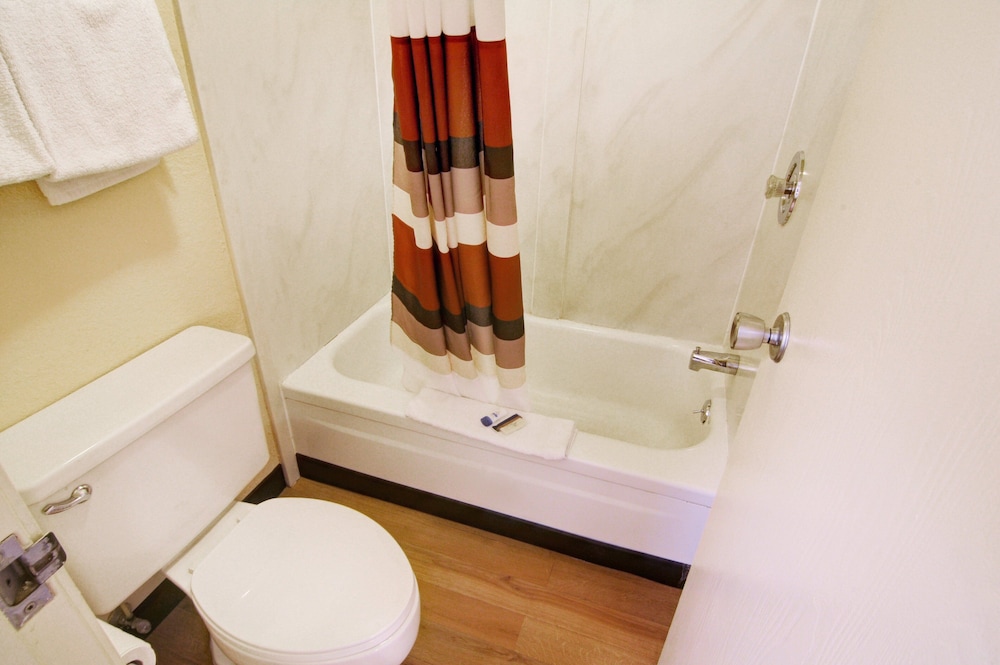 Red Roof Inn Flint Bishop Airport - photo 3